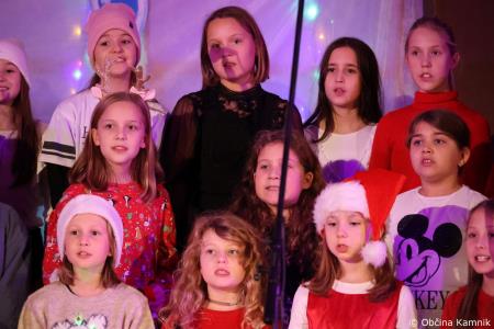 Miklavžev koncert na Osnovni šoli Toma Brejca napolnil telovadnico do zadnjega kotička (18)